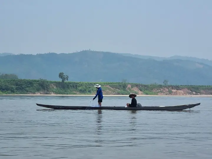 Scène de pêche sur le Mékong en 2023