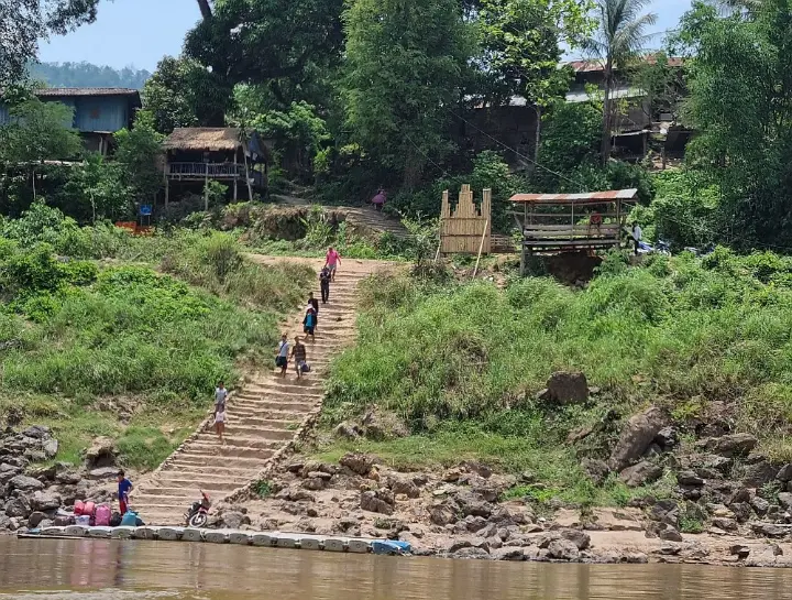 Dans un village près de Pak Beng, les habitants attendent l’arrivée du slow boat en 2023