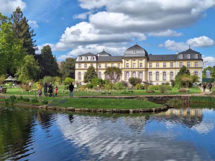 Vue sur le château de Poppelsdorf et ses jardins accessibles gratuitement en 2025