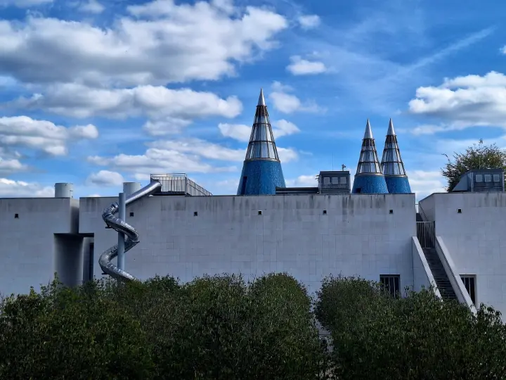 Un escalier sur le côté du premier musée permet ce point de vue sur les iconiques cônes bleus
