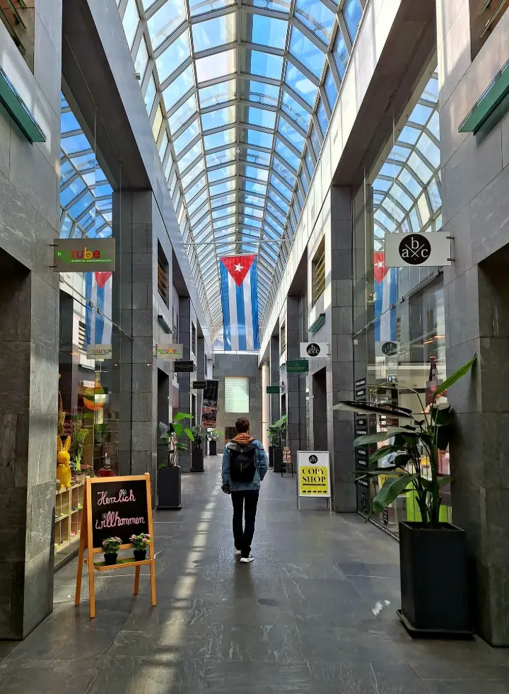 La galerie commerçante est pratiquement vide lorsque nous nous y aventurons