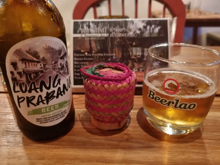 Déguster la bière locale, une de mes “side quests” favorites en voyage !