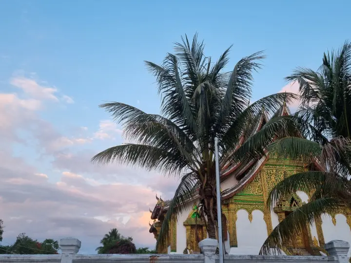 Vue sur le musée national depuis le marché de nuit de Luang Prabang