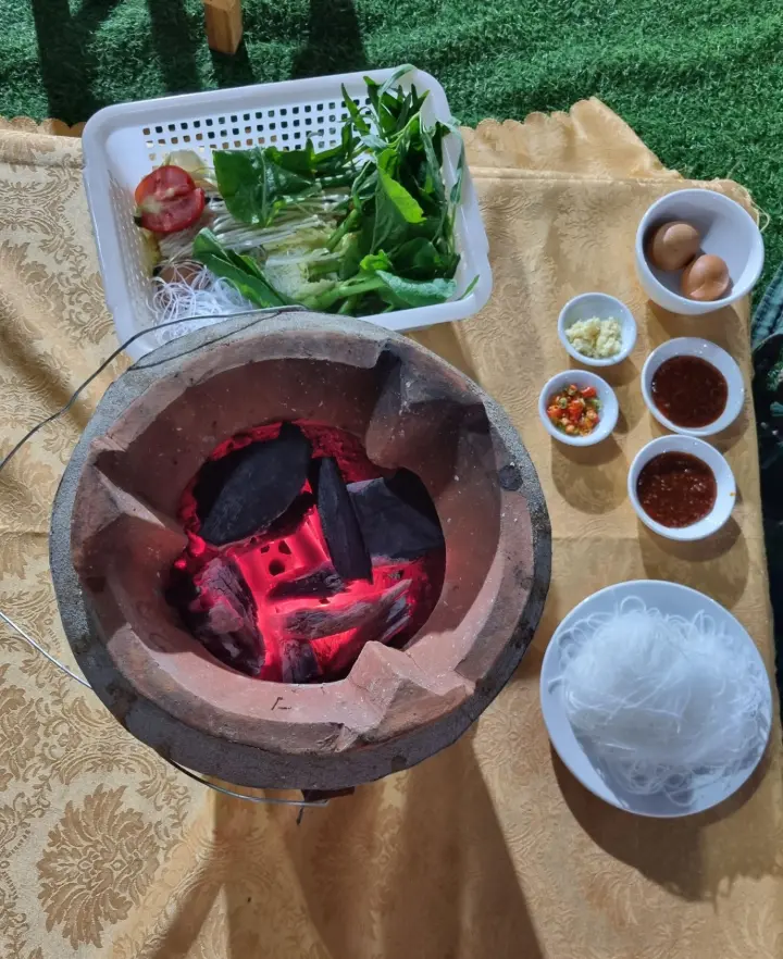 La cuisine laotienne utilise traditionnellement le charbon de bois pour ses barbecues