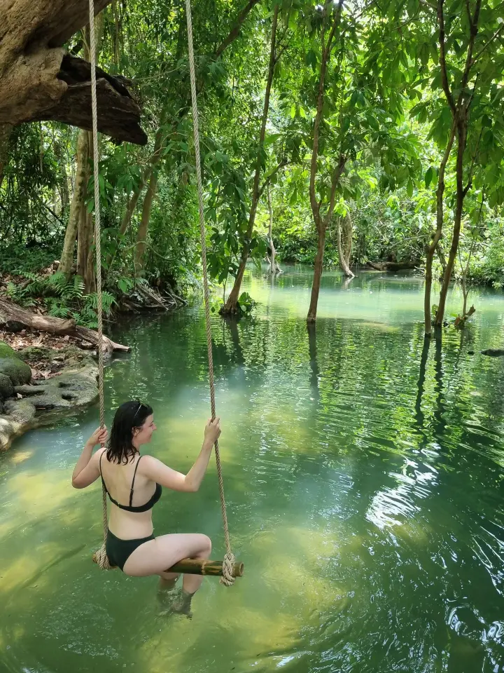 La balançoire en haut des cascades de Kuang Si était en réalité glissante et peu confortable !